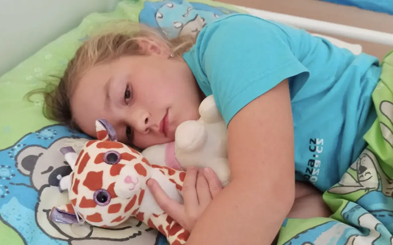 Rosa baila contra el cáncer cerebral infantil: una historia solidaria de crowdfunding