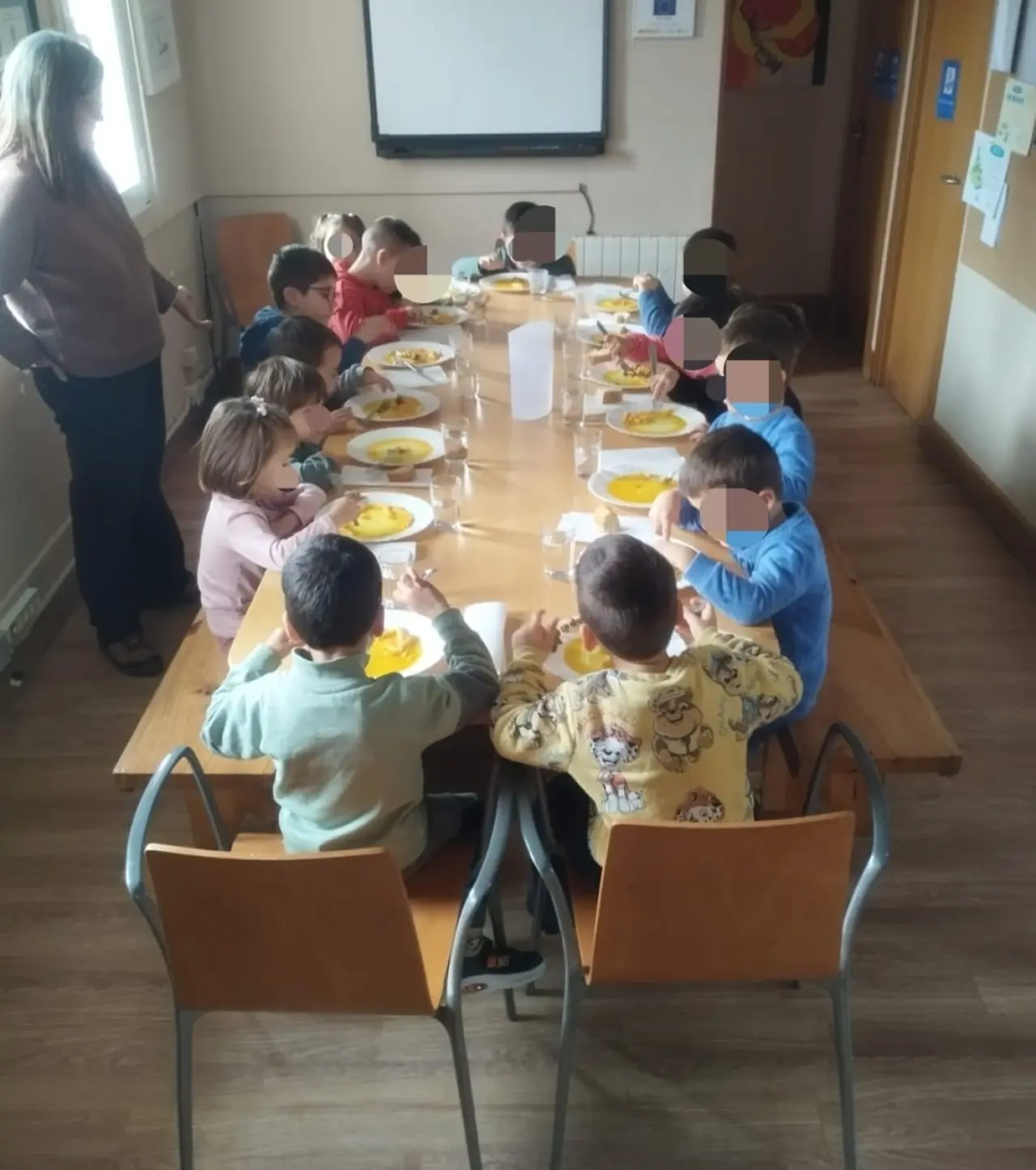 Que ninguna escuela rural cierre: comedor y transporte para niños en Galicia