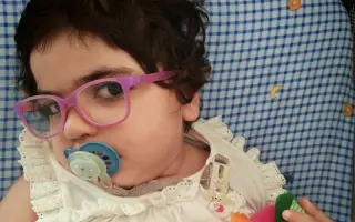 Abril sufre hasta 50 crisis epilépticas al día. Hoy tiene una nueva esperanza