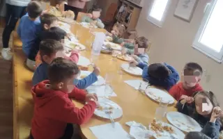 Que ninguna escuela rural cierre: comedor y transporte para niños en Galicia