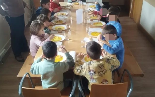 Que ninguna escuela rural cierre: comedor y transporte para niños en Galicia